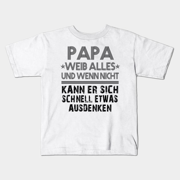 PAPA WEIB ALLES UND WENN NICHT KANN ER SICH SCHNELL ETWAS AUSDENKEN Kids T-Shirt by AdelaidaKang